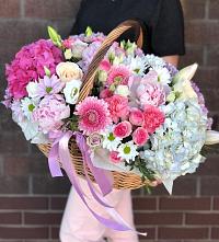 Композиция солнечный день в Ардоне Цветочная композиция из Розы, Хризантемы, Пионы и Лизиантусы в корзине в Ардоне