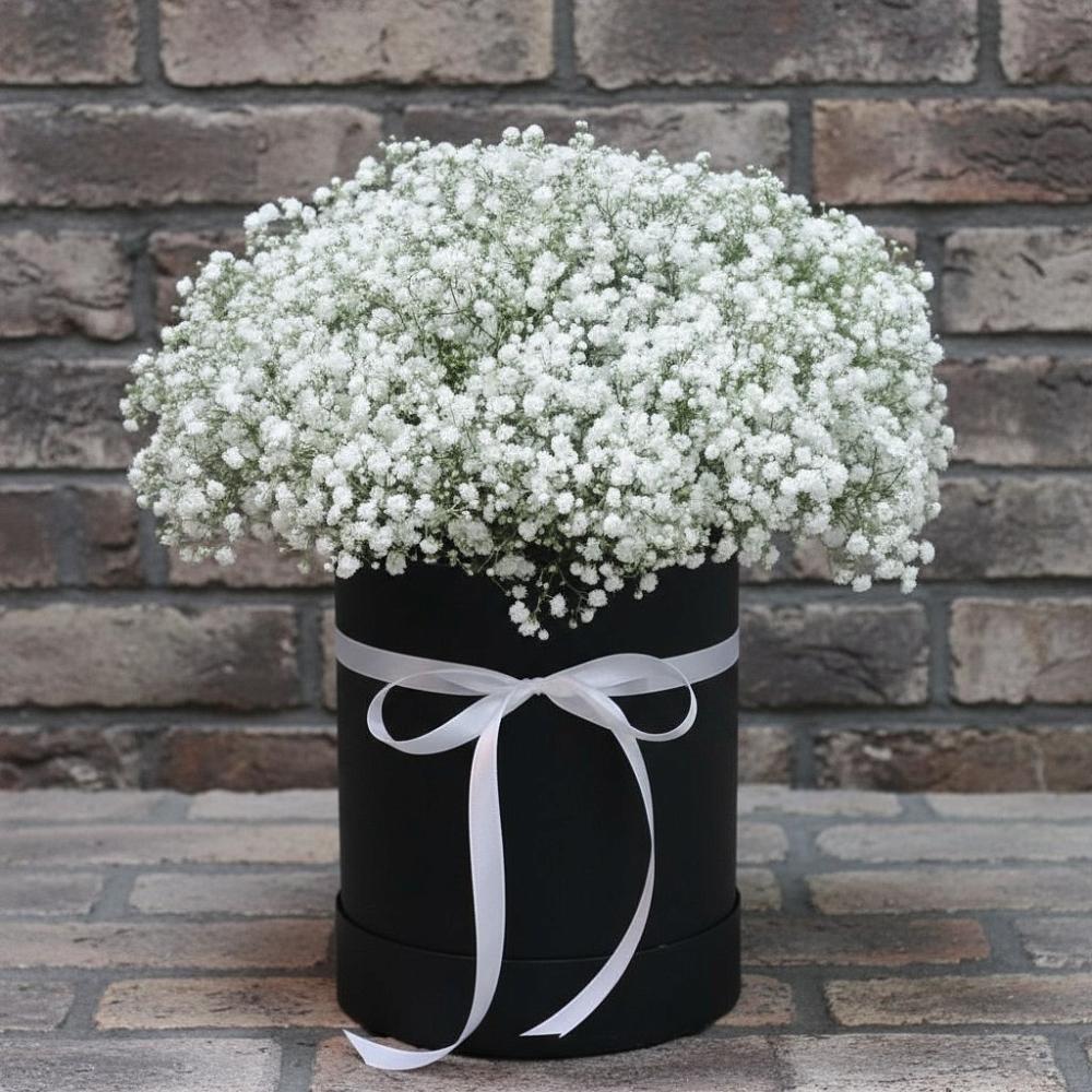 Цветочная композиция из Гипсофила в шляпной коробке в Ардоне