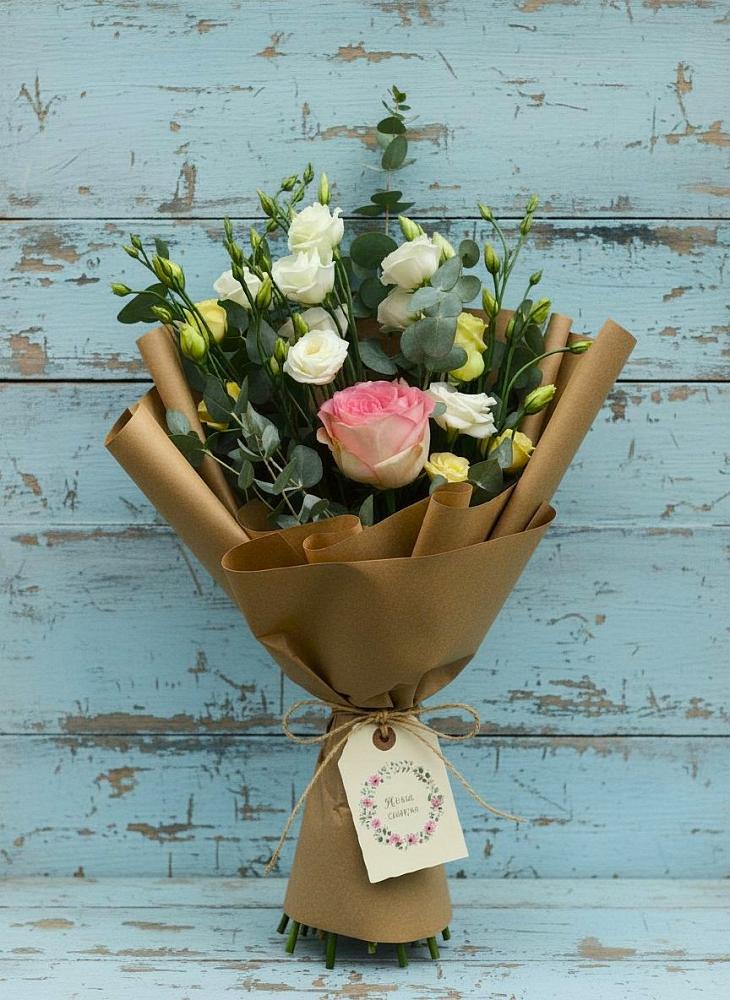 Букет цветов из: Розы и Лизиантусы в Ардоне