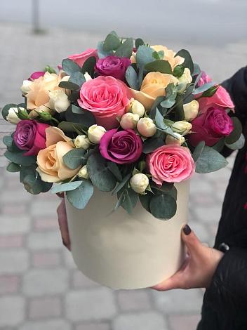 Цветочная композиция из Розы в шляпной коробке в Ардоне