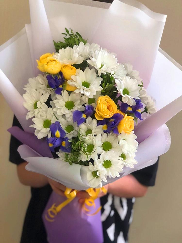 Букет цветов из: Ирисы, Хризантемы и Розы в Ардоне