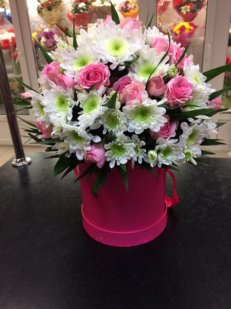 Цветочная композиция из Розы и Хризантемы в шляпной коробке в Ардоне