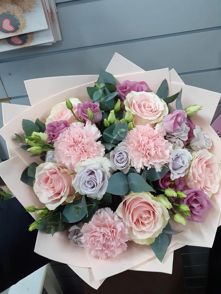 Букет цветов из: Розы, Гвоздики и Лизиантусы в Ардоне