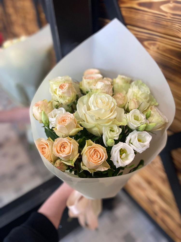 Букет цветов из: Розы и Лизиантусы в Ардоне